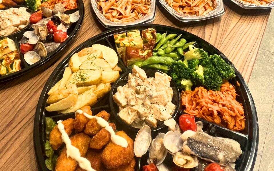田町・三田の貸会議室で提供するオードブル（ケータリング）の料理例。大皿に盛られた前菜・メイン・サラダ