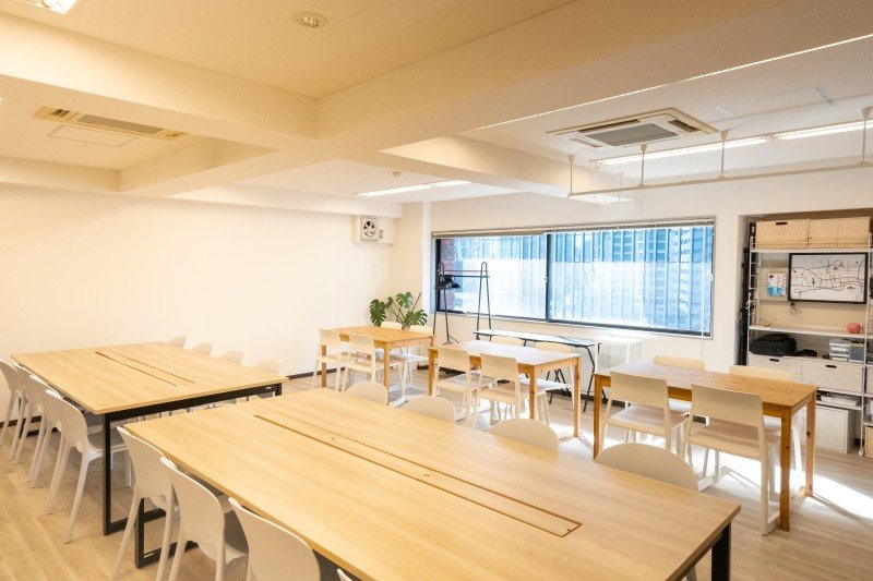 田町駅 徒歩3分の貸会議室。木製テーブルと白いチェアを並べた懇親会レイアウト